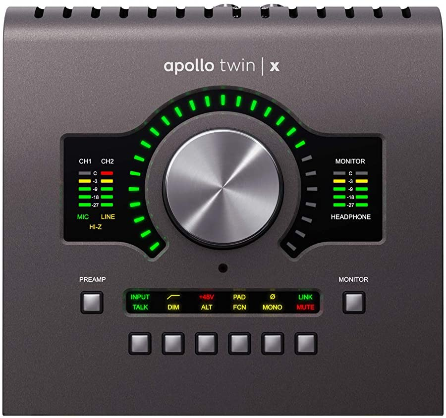 Interfaccia audio Thunderbolt Universal Audio Apollo Twin X sulla scrivania di un home studio