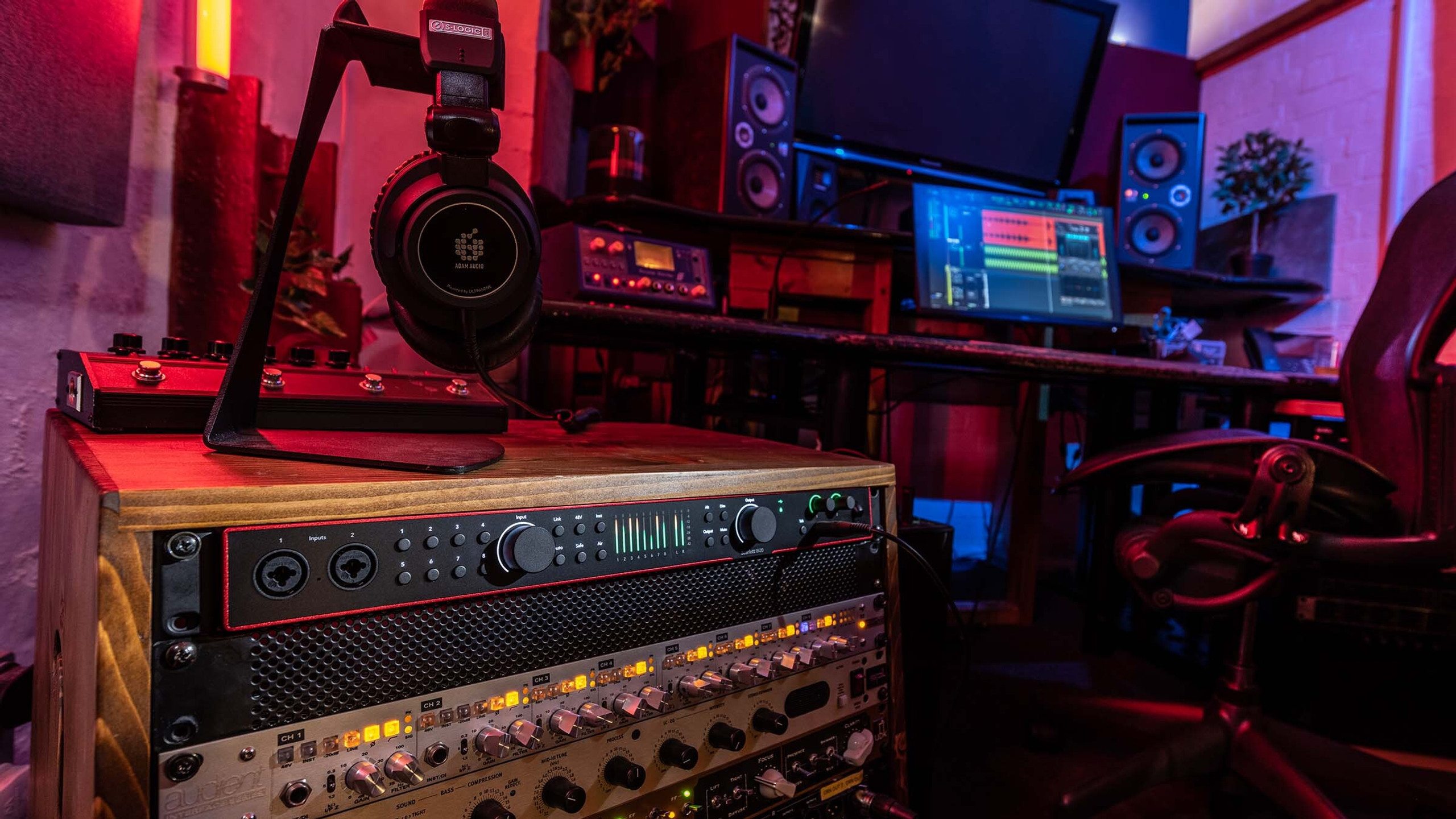 Scopri la recensione della Focusrite Scarlett 18i20 4th Gen: convertitori RedNet, funzioni Auto Gain, routing avanzato e nuovo Air mode. L'interfaccia perfetta per il tuo studio