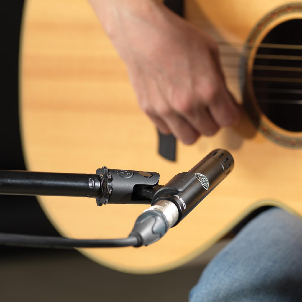 Microfono a condensatore compatto AKG C151 montato sulla sua clip da asta.