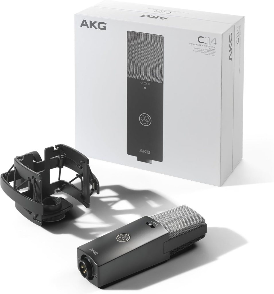 Microfono multi-pattern AKG C114 inserito nel suo supporto antivibrazione a sospensione.