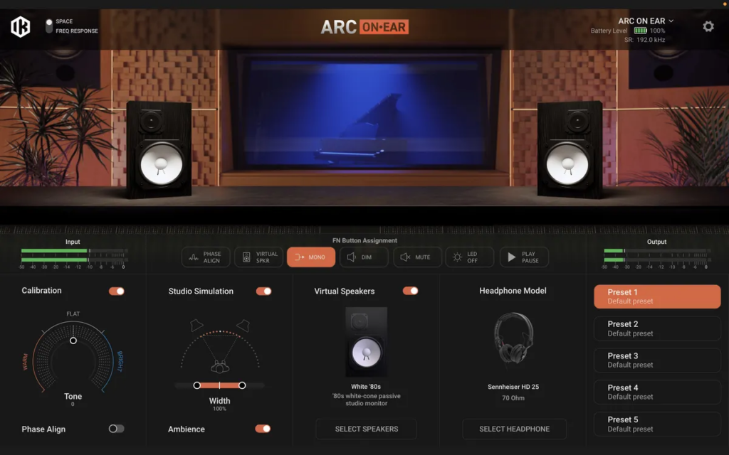 Interfaccia dell'app desktop ARC On-Ear con la selezione dei profili cuffie e la simulazione della stanza di mixaggio.