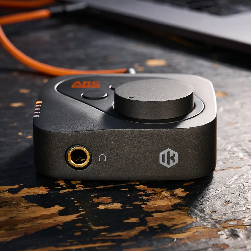 L'IK Multimedia ARC On-Ear collegato a un portatile e cuffie da studio per il mixaggio.