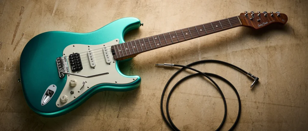 Chitarra elettrica Harley Benton ST-Modern Carlos Asensio in finitura Cactus Green Metallic poggiata su un supporto