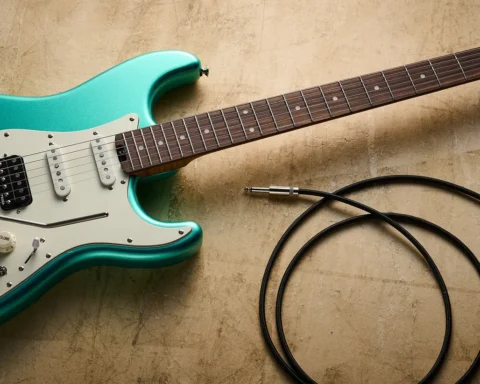Chitarra elettrica Harley Benton ST-Modern Carlos Asensio in finitura Cactus Green Metallic poggiata su un supporto