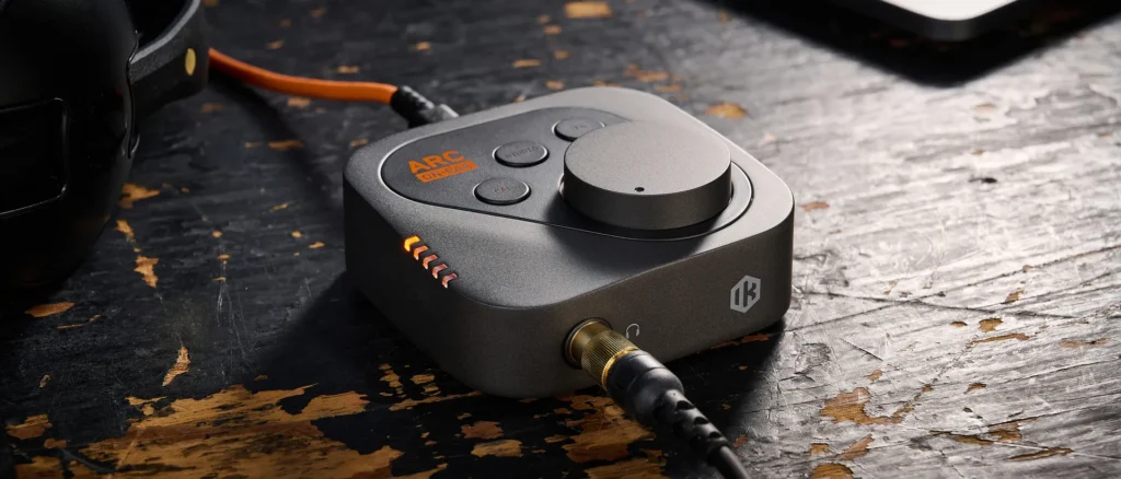 Dispositivo compatto IK Multimedia ARC On-Ear per la calibrazione delle cuffie da studio.