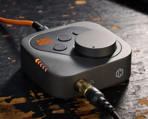 Dispositivo compatto IK Multimedia ARC On-Ear per la calibrazione delle cuffie da studio.