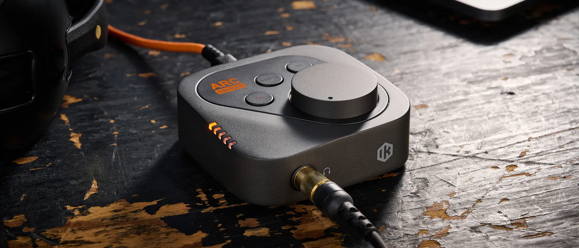 Dispositivo compatto IK Multimedia ARC On-Ear per la calibrazione delle cuffie da studio.