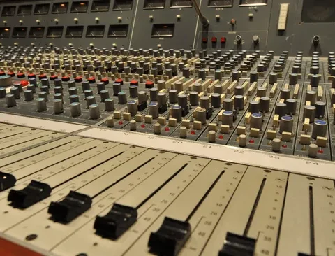 mixer audio con fader e manopole in uno studio di registrazione
